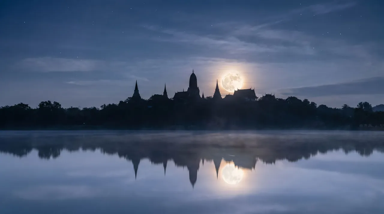 พระจันทร์เต็มดวงเหนือวัดไทย